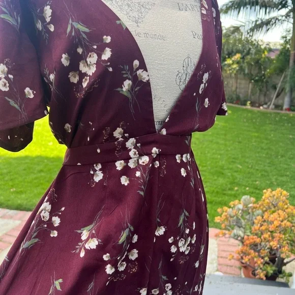 Sadie & Sage Red and White Floral Jumpsuit with V-Neck - Picture 4 of 13